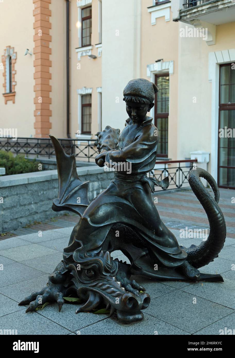 Statua di Kotigoroshek e del suo drago al Teatro Accademico delle marionette di Kyiv Foto Stock