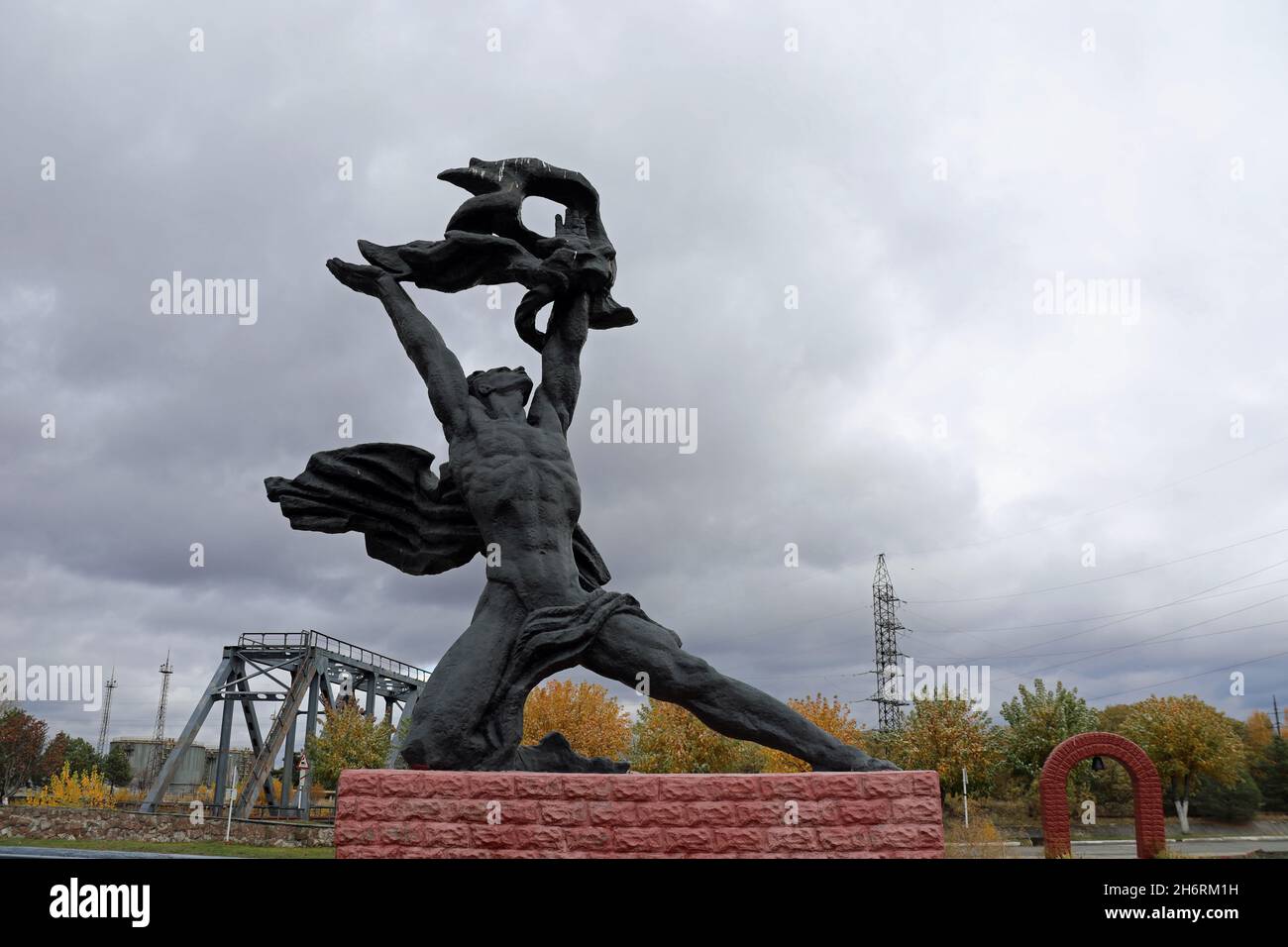 Statua sovietica del dio greco Prometheus che si trovava fuori dal Pripyat Cinema e fu trasferita alla centrale nucleare di Cernobyl Foto Stock