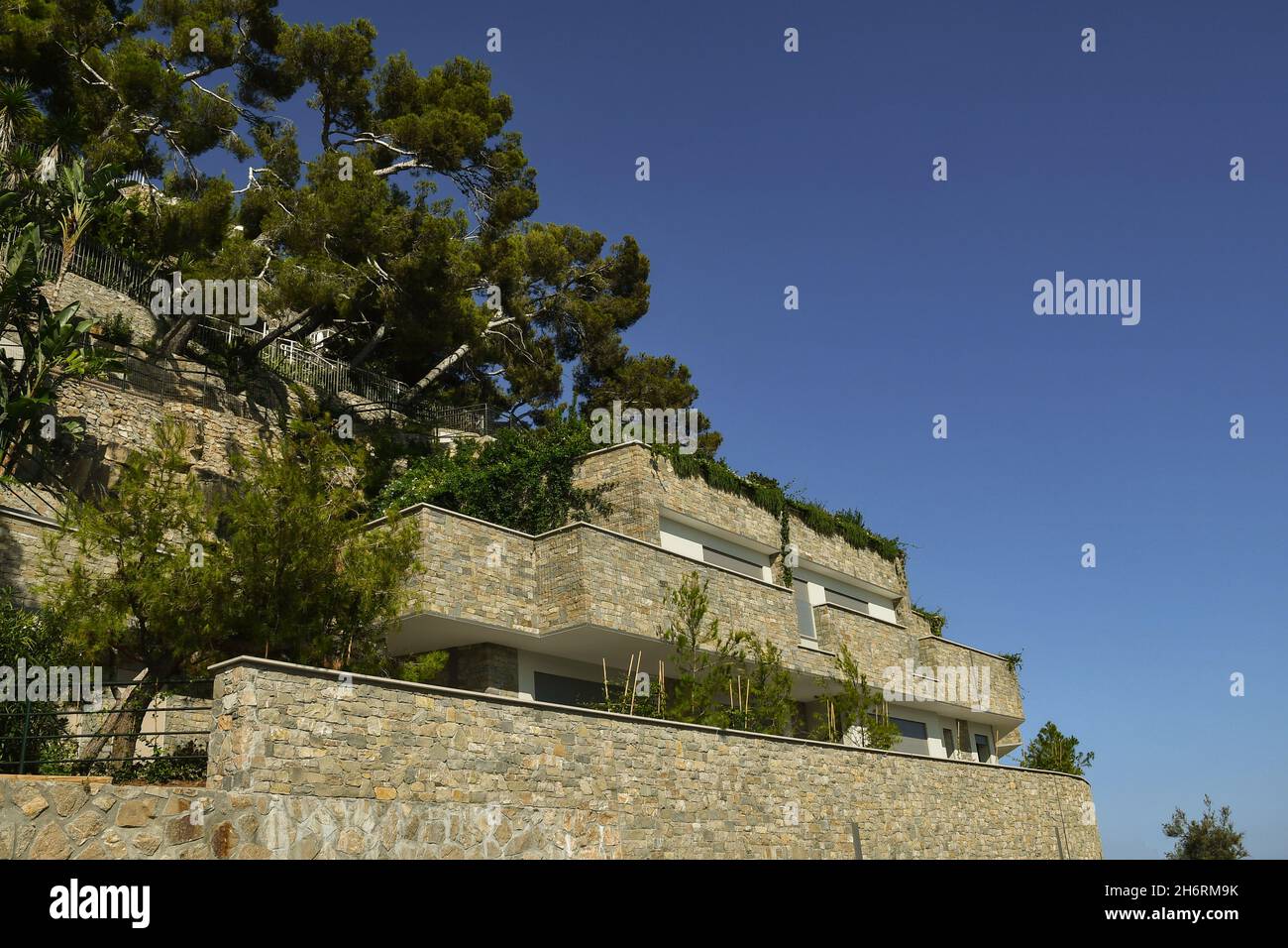 Esterno di un moderno edificio a schiera con appartamenti per vacanze su una collina che si affaccia sul mare, Alassio, Savona, Liguria, Italia Foto Stock