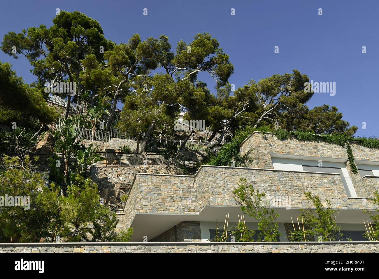 Esterno di un moderno edificio a schiera con appartamenti per vacanze su una collina che si affaccia sul mare, Alassio, Savona, Liguria, Italia Foto Stock