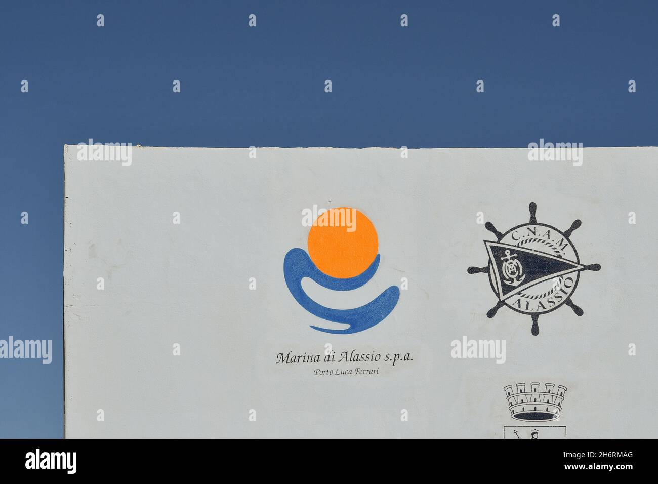Particolare della parete del porto di Porto Luca Ferrari con le indicazioni del club nautico Marina di Alassio e Circolo Nautico al Mare, Savona, Liguria Foto Stock