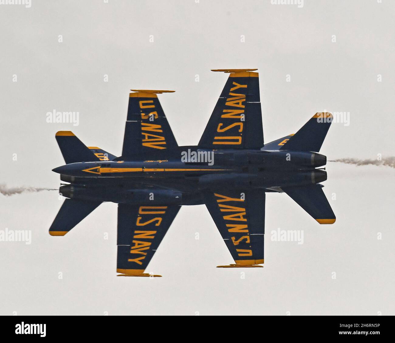 U S Navy Blue Angel solos attraversare al centro dello spettacolo Foto Stock