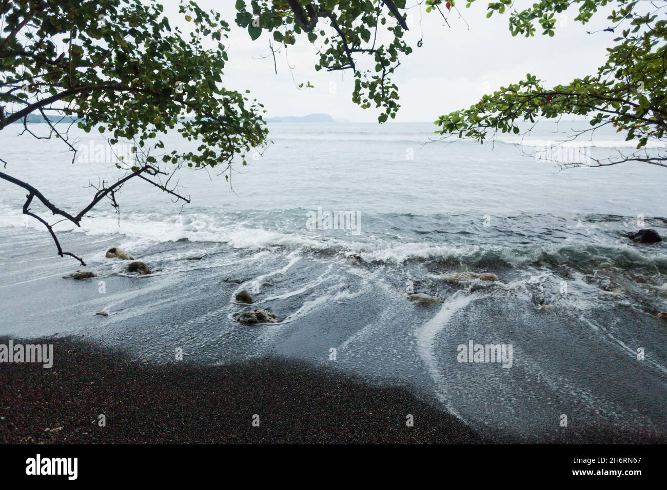 Onde di mare che colpiscono la riva, isola di Sulawesi, Indonesia Foto Stock