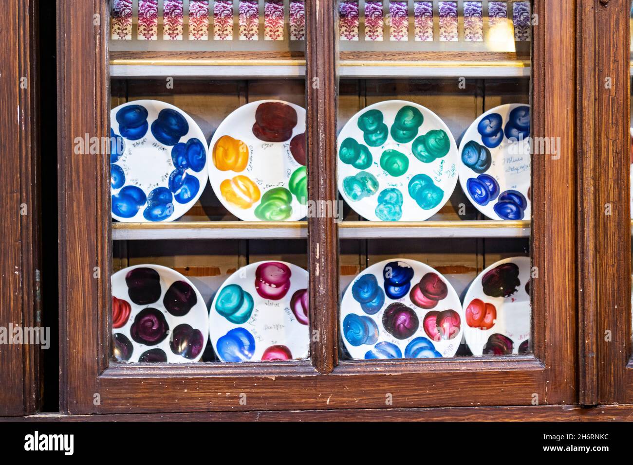 Campioni di prova di smalto a colori su piastra al Gladstone Pottery Museum, Longton, Stoke on trent Foto Stock