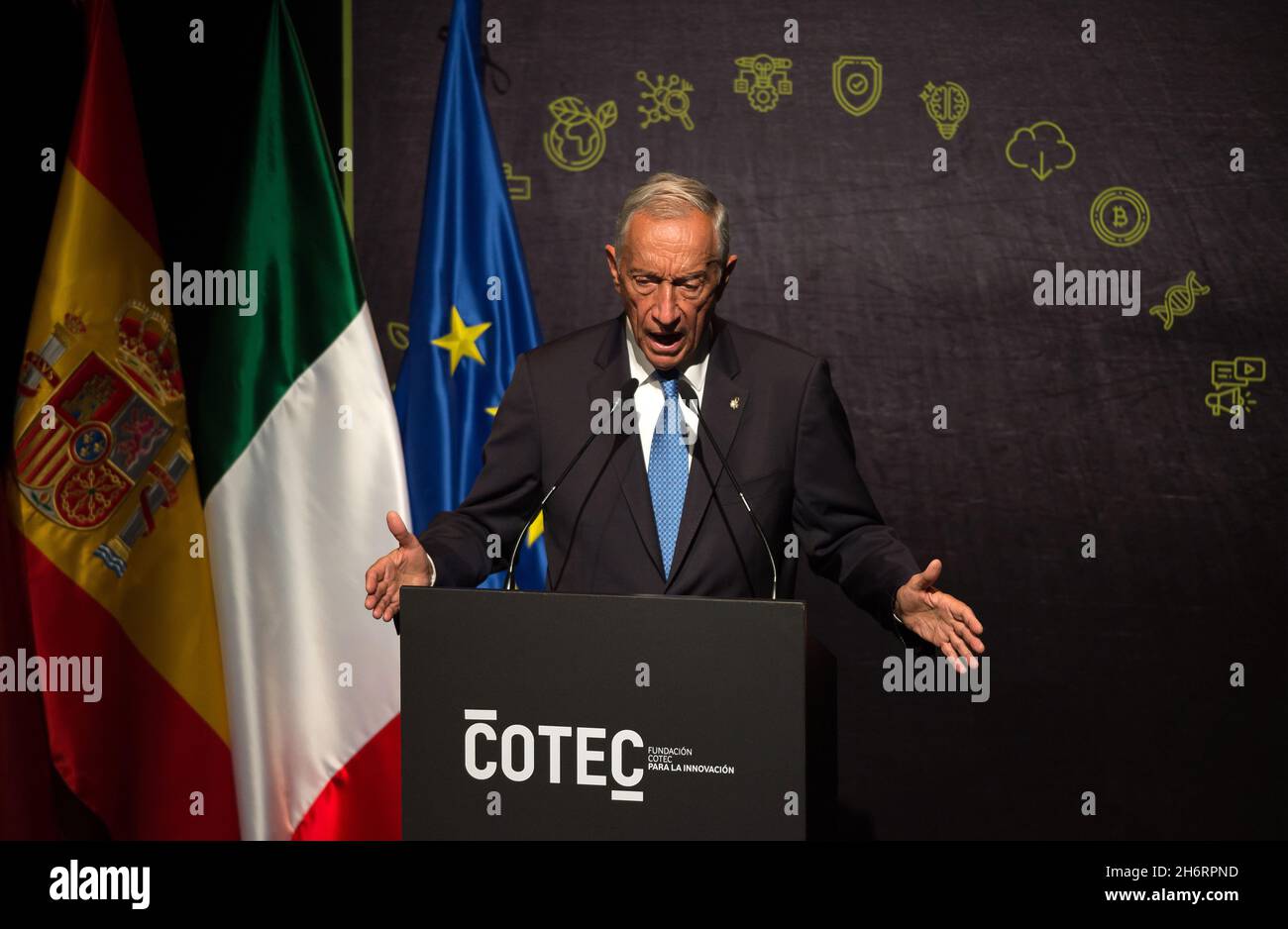 Il Presidente Marcelo Rebelo de Sousa interviene durante il XIV vertice Cotec Europe all'Auditorium Edgar Neville.sotto lo slogan "la transizione verso l'economia immateriale in Europa", il XIV vertice Cotec Europe incontra gli esperti e le autorità cittadine di Malaga per affrontare le principali sfide dell'economia immateriale nei settori pubblico e privato. Re di Spagna Felipe VI, Presidente della Repubblica portoghese Marcelo Rebelo de Sousa e Presidente della Repubblica italiana Sergio Mattarella hanno partecipato alla chiusura. (Foto di Jesus Merida/SOPA Images/Sipa USA) Foto Stock