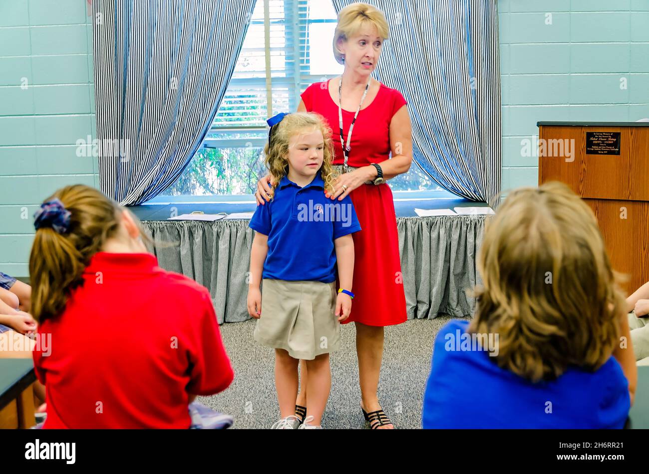Un insegnante insegna ai secondi gradatori come dare e ricevere i complimenti in una scuola elementare, il 21 agosto 2012, a Columbus, Mississippi. Foto Stock