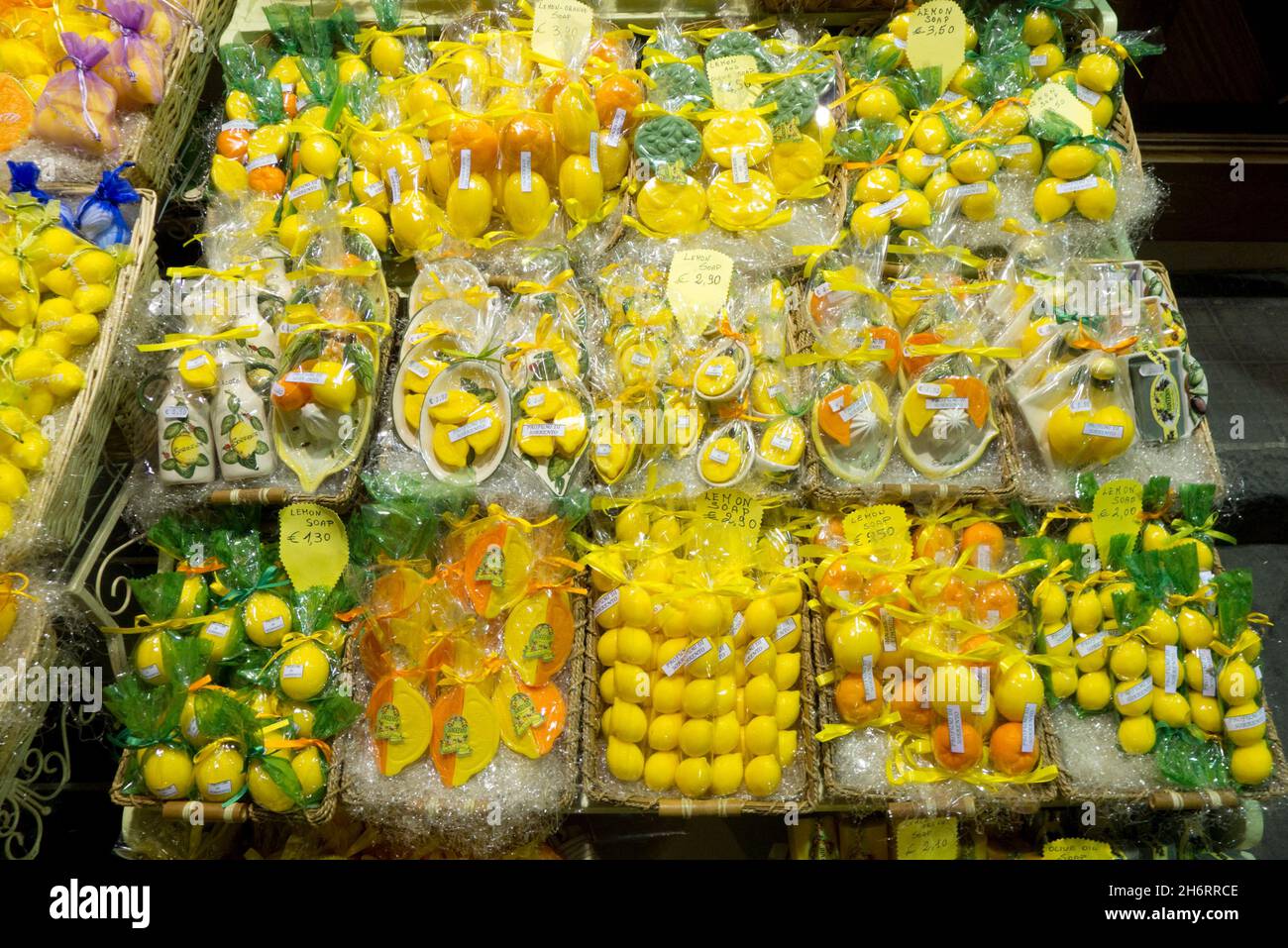 Sapone con fragranza al limone in vendita all'esterno di un negozio a Sorrento Italia Foto Stock