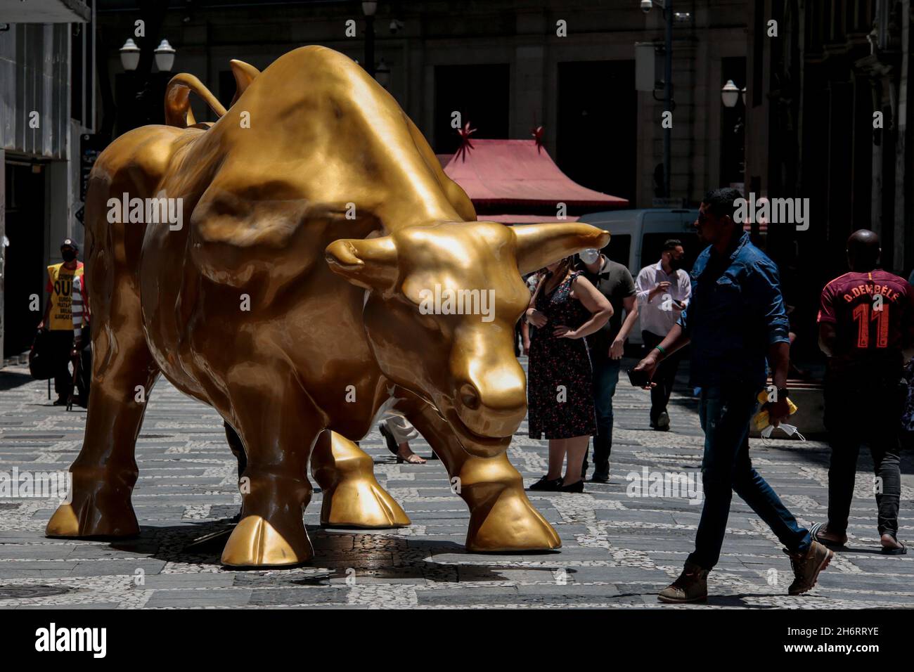 SP - San Paolo - 11/17/2021 - SAN PAOLO, BORSA SCULTURA - popolare osservare e scattare foto di fronte alla scultura di un toro installato di fronte alla sede della Borsa Brasiliana (B3) nel centro della città di San Paolo questo Mercoledì (17). Il pezzo metallico è opera dell'artista plastico brasiliano Rafael Brancatelli ed è lungo circa cinque metri, alto tre metri e largo due metri, ispirato al &#x201c;bull di Wall Street a New York, Stati Uniti. Foto: Suamy Beydoun/AGIF/Sipa USA Credit: Sipa USA/Alamy Live News Foto Stock