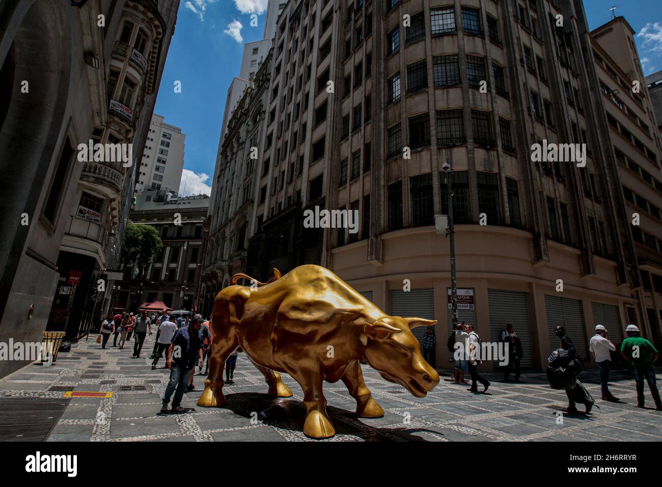 SP - San Paolo - 11/17/2021 - SAN PAOLO, BORSA SCULTURA - popolare  osservare e scattare foto di fronte alla scultura di un toro installato di  fronte alla sede della Borsa Brasiliana (