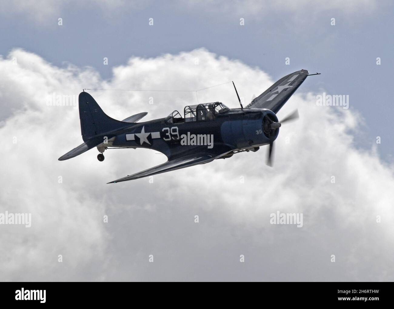 Douglas SBD Dauntless fa un pass al MCAS Miramar Air Show Foto Stock