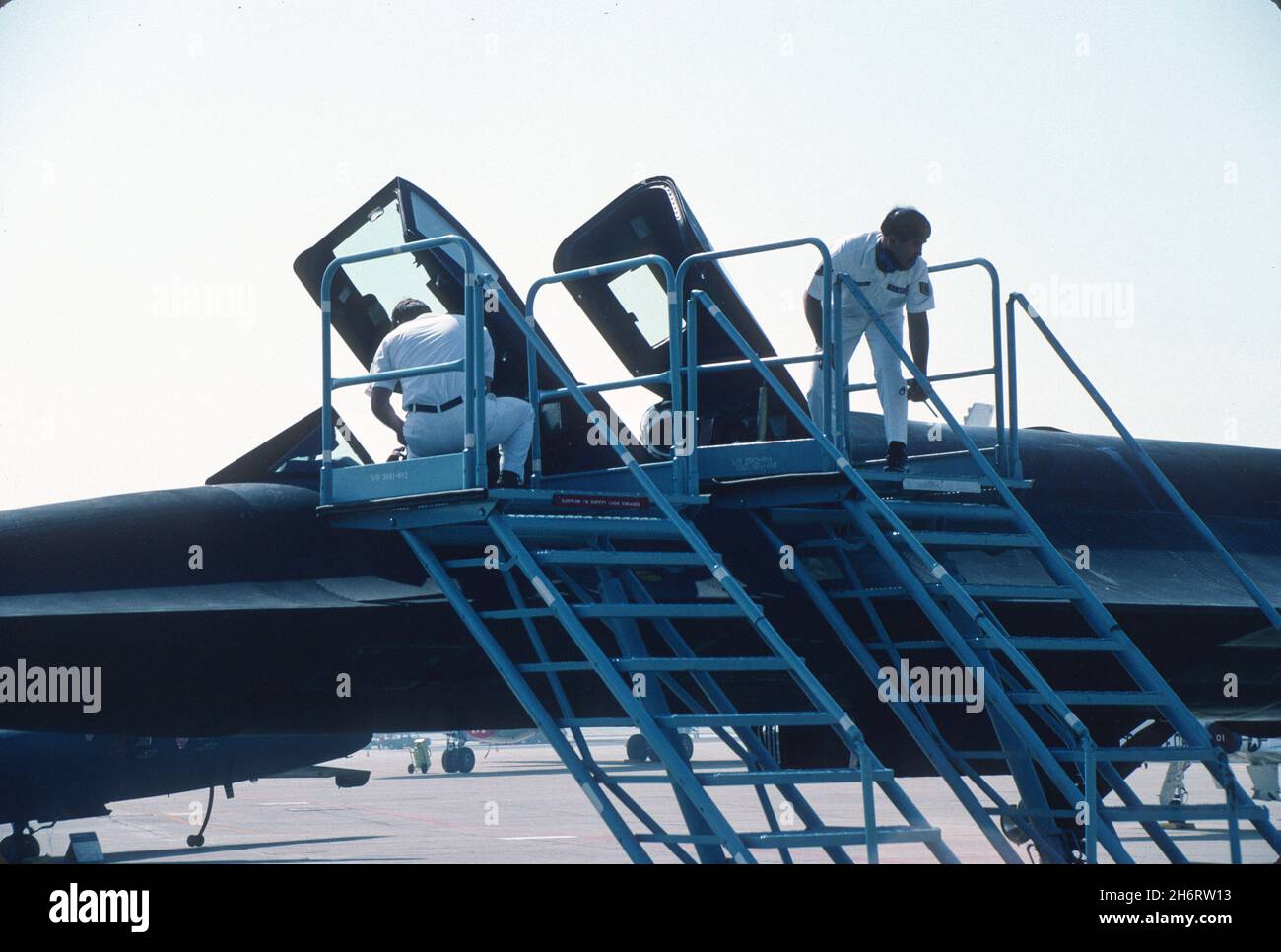 Sostenere l'equipaggio che assiste l'equipaggio SR-71 all'uscita dall'aeromobile dopo l'atterraggio Foto Stock