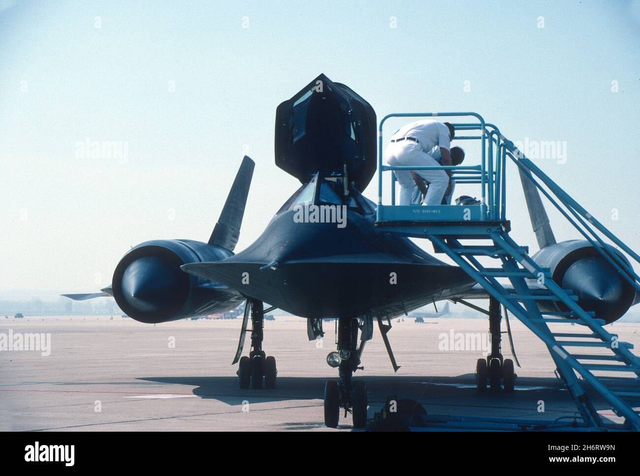 Sostenere l'equipaggio che assiste l'equipaggio SR-71 all'uscita dall'aeromobile dopo l'atterraggio Foto Stock