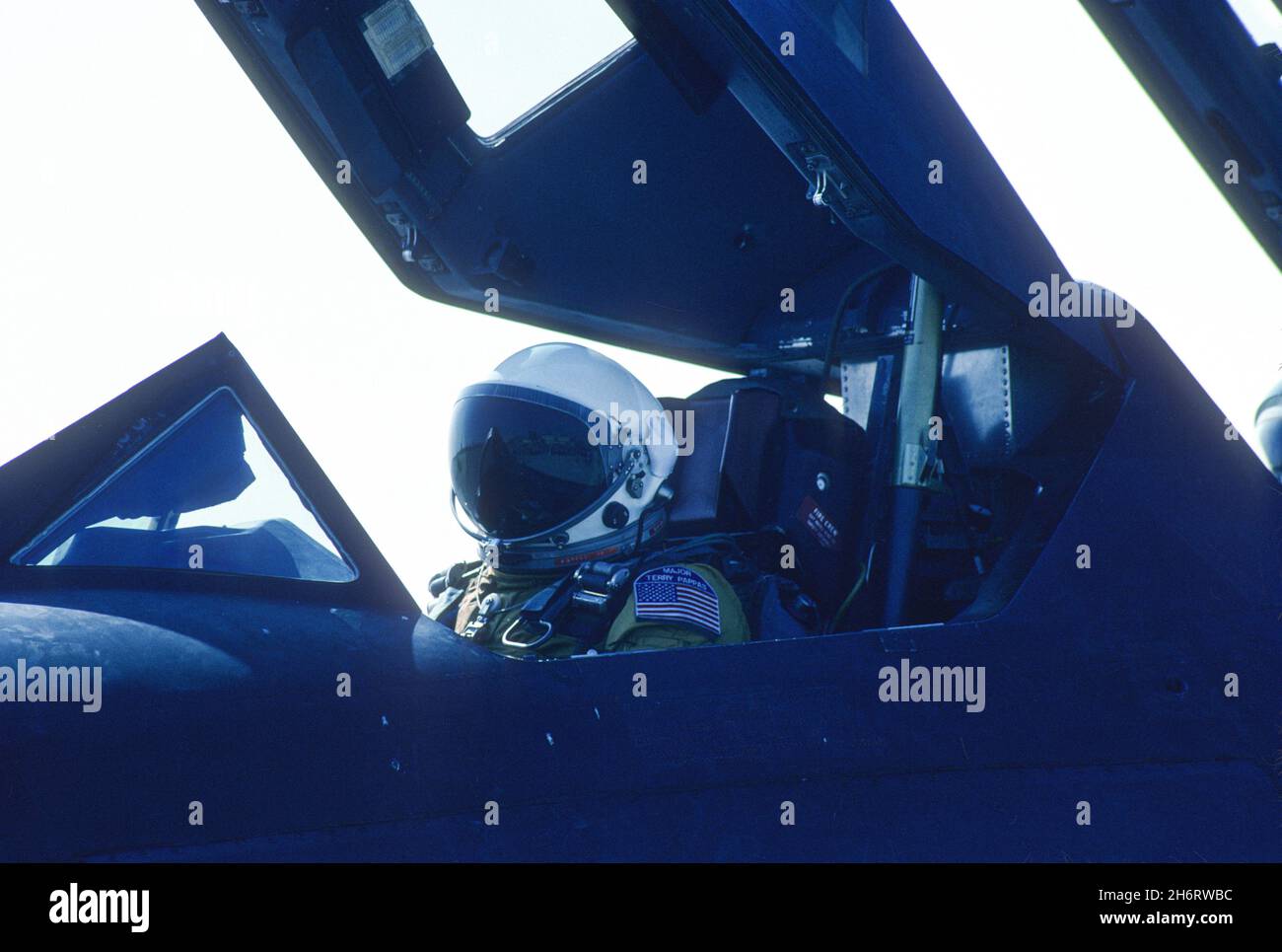 Pilota SR71 nell'abitacolo dopo l'atterraggio alla base dell'aeronautica militare di marzo in California Foto Stock