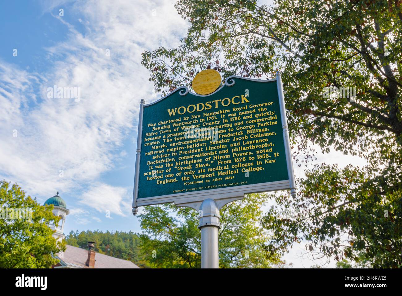 Cartello con il nome a Woodstock, Vermont, New England, USA con informazioni sulla città. "La cittadina più bella d'America" Foto Stock