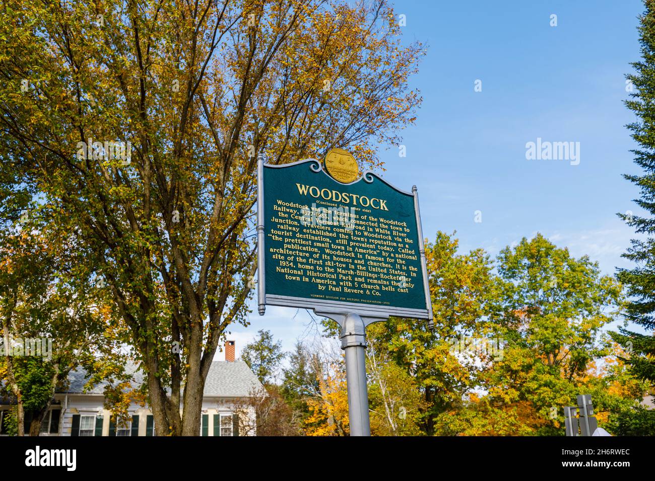 Cartello con il nome a Woodstock, Vermont, New England, USA con informazioni sulla città. "La cittadina più bella d'America" Foto Stock