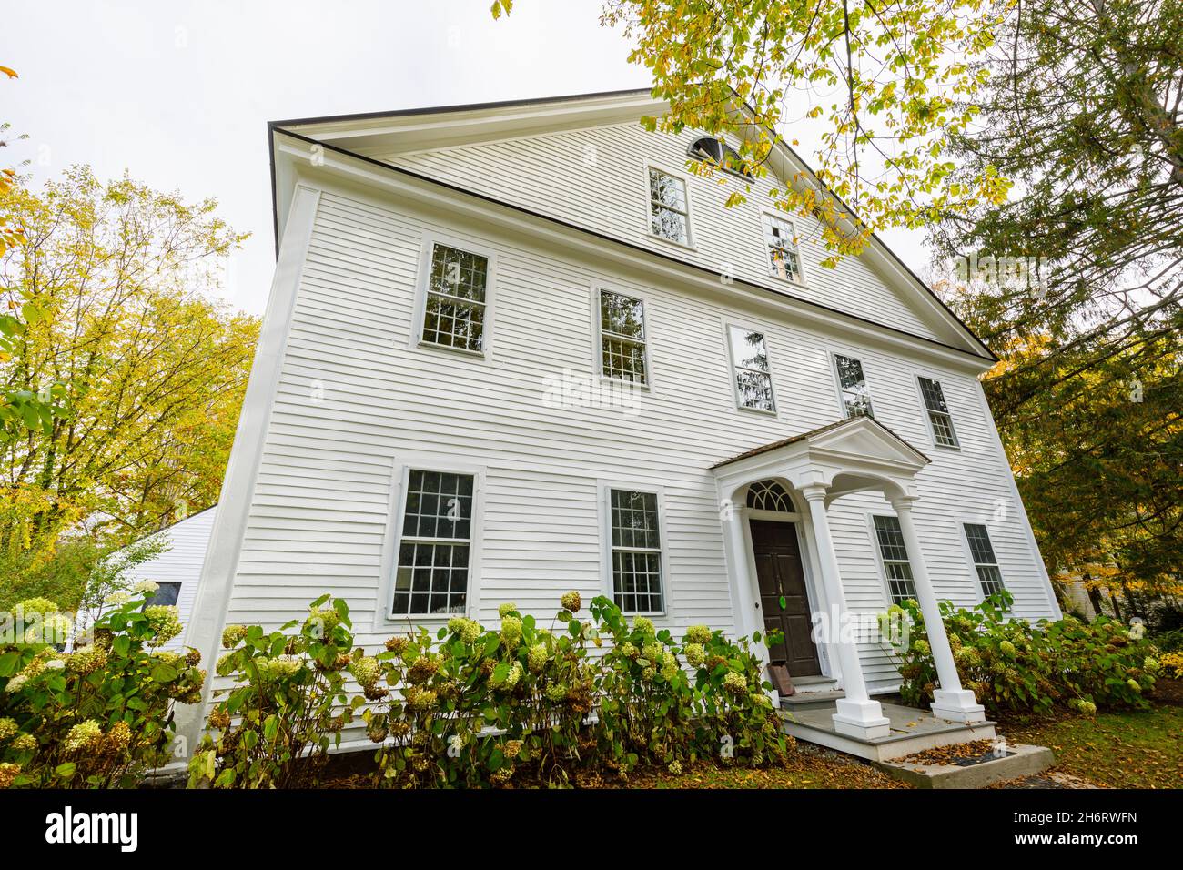 Tipico stile locale grande casa bianca con facciata in legno a Woodstock, Vermont, New England, USA Foto Stock