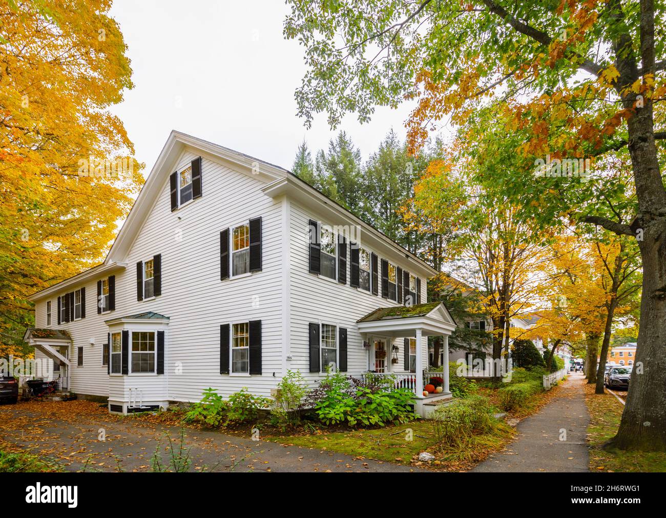 Tipico stile locale grande casa bianca con facciata in legno a Woodstock, Vermont, New England, USA Foto Stock