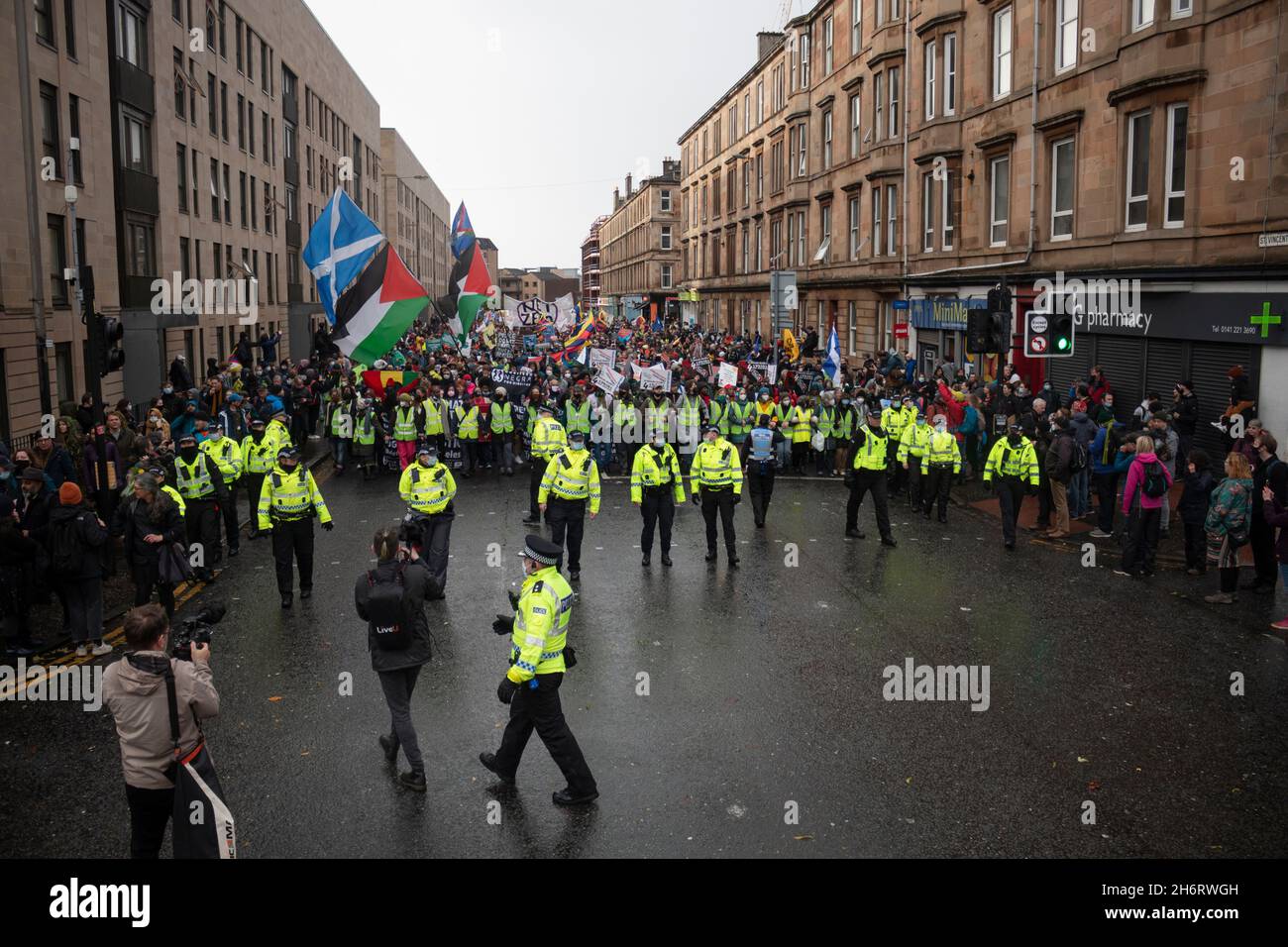 Glasgow marcia protesta durante COP26. Giornata globale d'azione cambiamento climatico Foto Stock