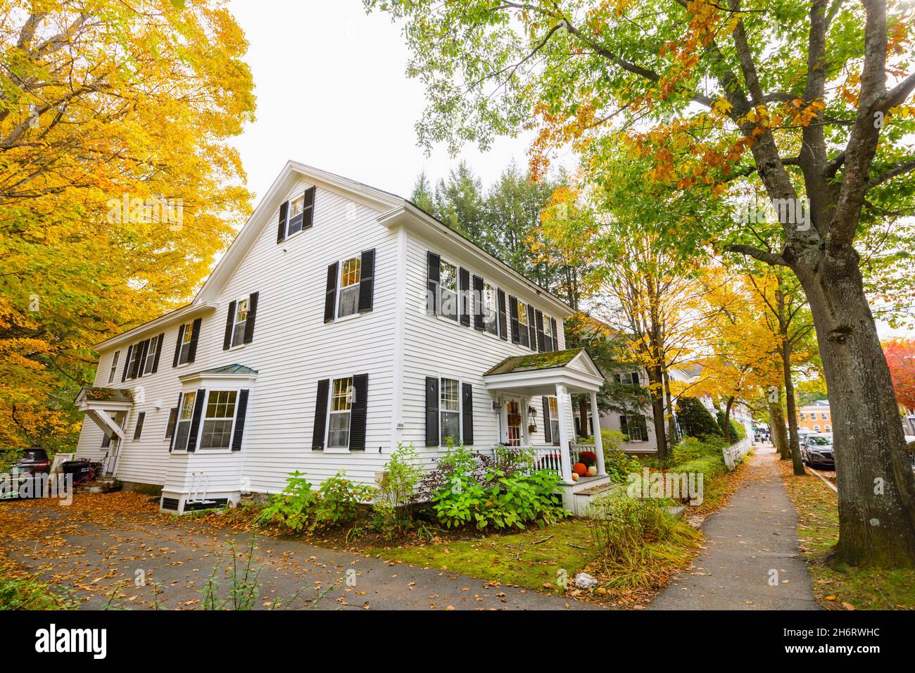 Tipico stile locale grande casa bianca con facciata in legno a Woodstock, Vermont, New England, USA Foto Stock