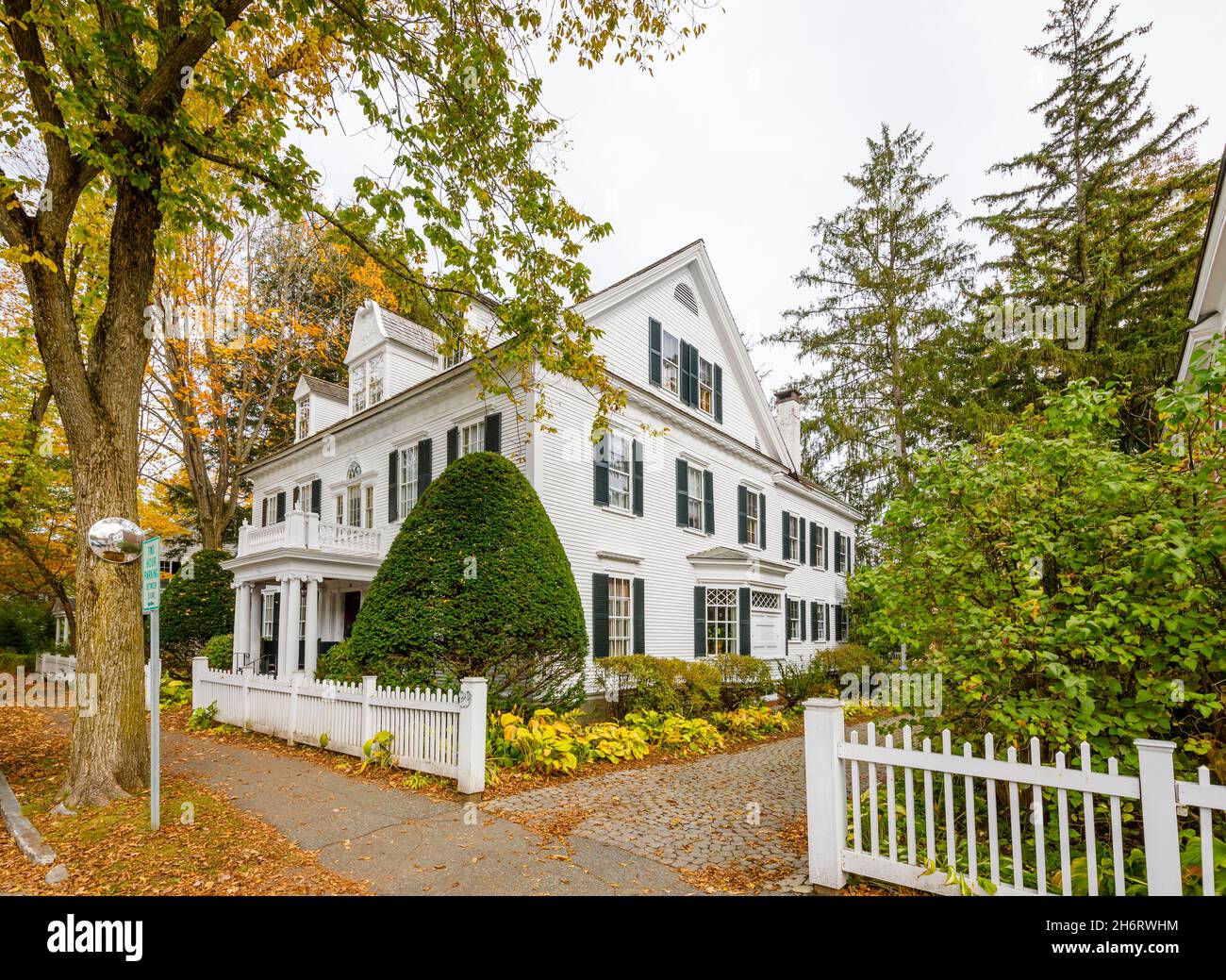 Tipico stile locale grande casa bianca con facciata in legno a Woodstock, Vermont, New England, USA Foto Stock