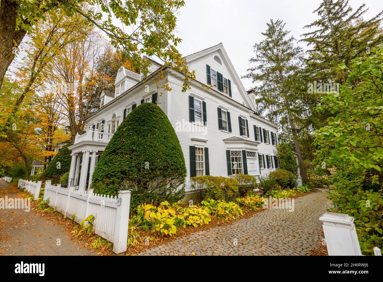 Tipico stile locale grande casa bianca con facciata in legno a Woodstock, Vermont, New England, USA Foto Stock