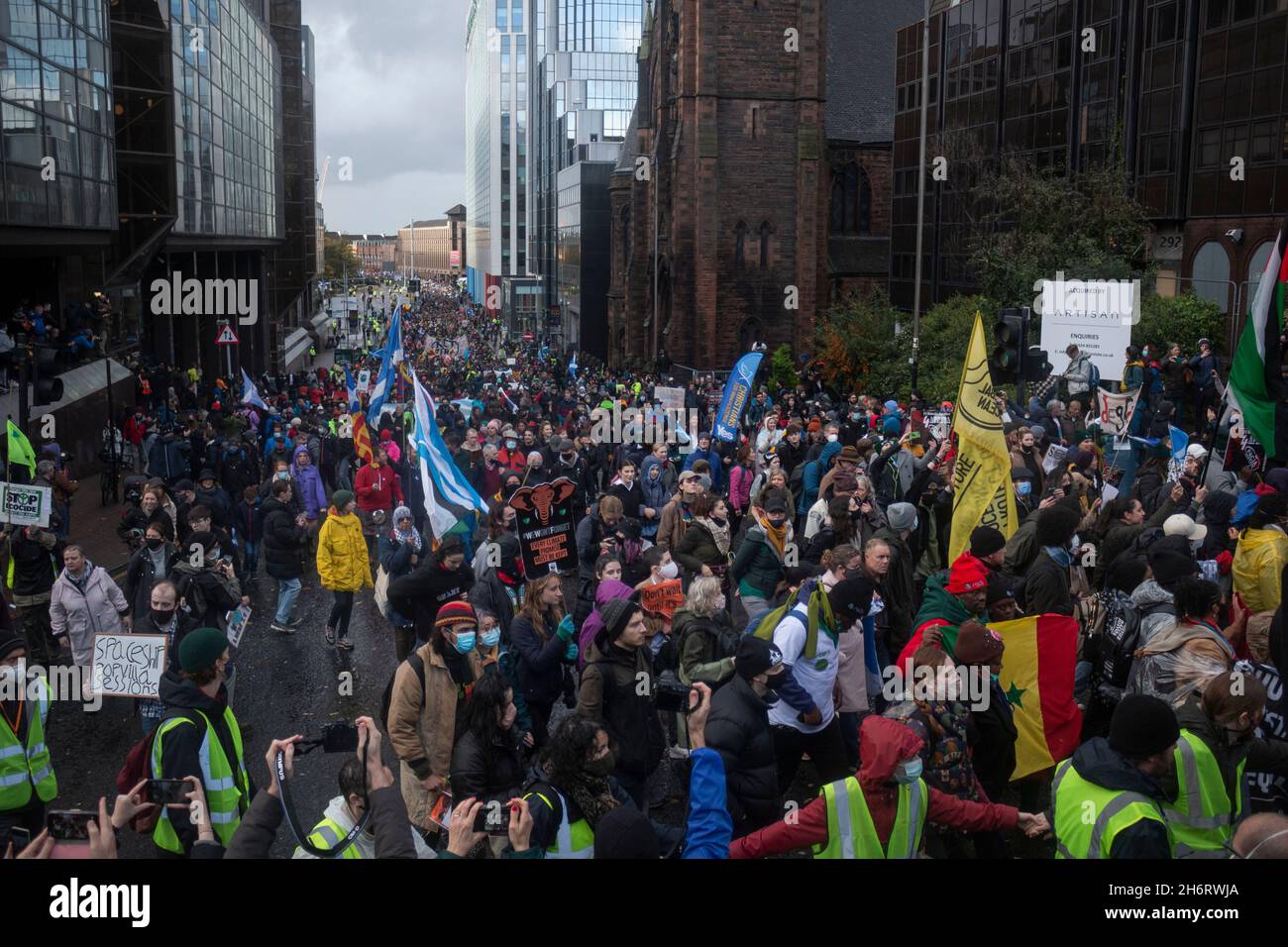 Glasgow marcia protesta durante COP26. Giornata globale d'azione cambiamento climatico Foto Stock