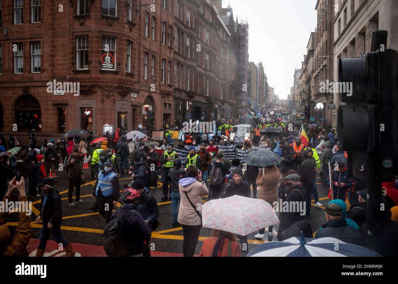 Glasgow marcia protesta durante COP26. Giornata globale d'azione cambiamento climatico Foto Stock