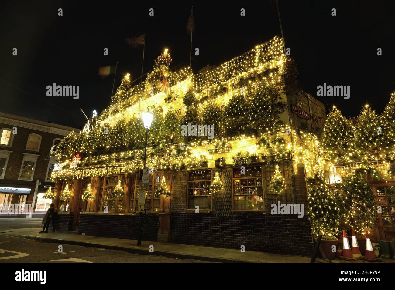 Londra, Regno Unito. 17 novembre 2021. La spettacolare esposizione annuale di Natale al Churchill Arms di Kensington ritorna con 80 alberi e migliaia di luci che coprono l'esterno dell'edificio. La tradizione festiva iniziò nel 1987, con 12 alberi di abete e le esposizioni crebbero più grandi e più elaborate ogni anno che passò. Credit: Undicesima ora Fotografia/Alamy Live News Foto Stock