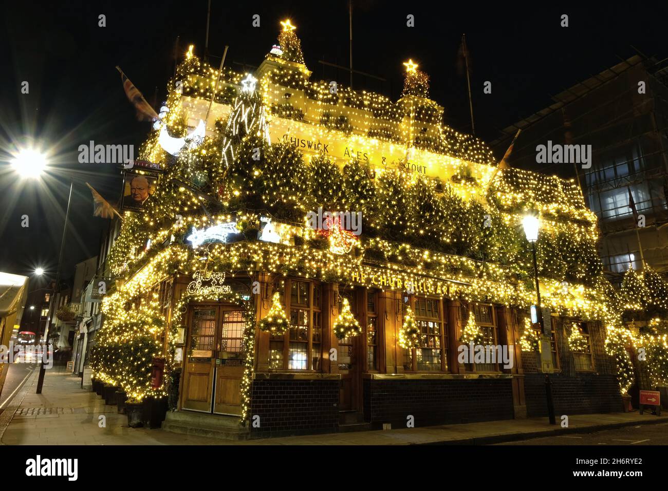 Londra, Regno Unito. 17 novembre 2021. La spettacolare esposizione annuale di Natale al Churchill Arms di Kensington ritorna con 80 alberi e migliaia di luci che coprono l'esterno dell'edificio. La tradizione festiva iniziò nel 1987, con 12 alberi di abete e le esposizioni crebbero più grandi e più elaborate ogni anno che passò. Credit: Undicesima ora Fotografia/Alamy Live News Foto Stock