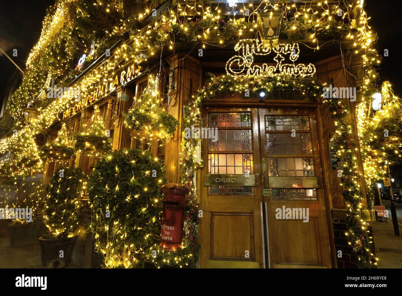 Londra, Regno Unito. 17 novembre 2021. La spettacolare esposizione annuale di Natale al Churchill Arms di Kensington ritorna con 80 alberi e migliaia di luci che coprono l'esterno dell'edificio. La tradizione festiva iniziò nel 1987, con 12 alberi di abete e le esposizioni crebbero più grandi e più elaborate ogni anno che passò. Credit: Undicesima ora Fotografia/Alamy Live News Foto Stock