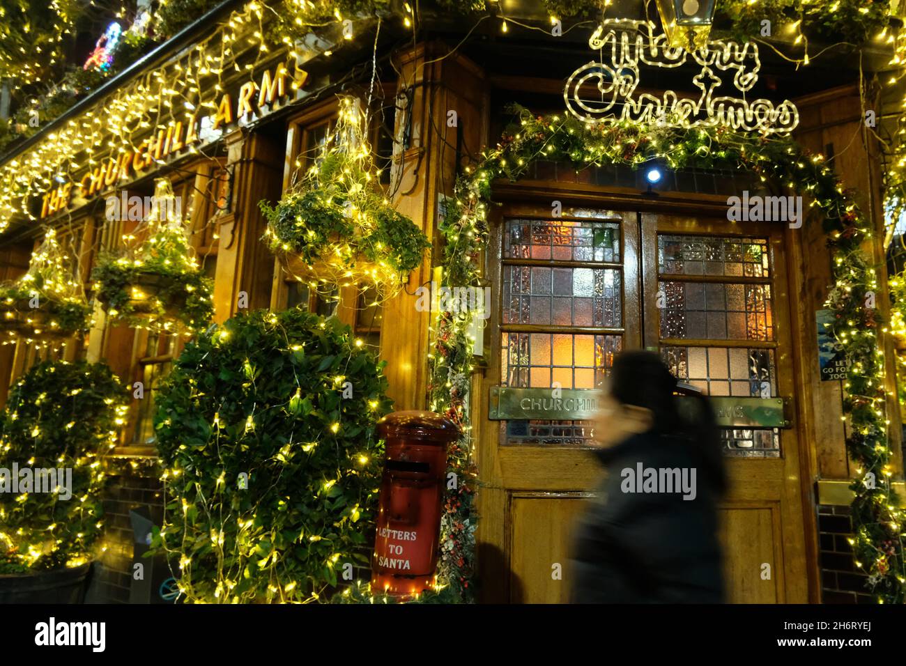 Londra, Regno Unito. 17 novembre 2021. La spettacolare esposizione annuale di Natale al Churchill Arms di Kensington ritorna con 80 alberi e migliaia di luci che coprono l'esterno dell'edificio. La tradizione festiva iniziò nel 1987, con 12 alberi di abete e le esposizioni crebbero più grandi e più elaborate ogni anno che passò. Credit: Undicesima ora Fotografia/Alamy Live News Foto Stock