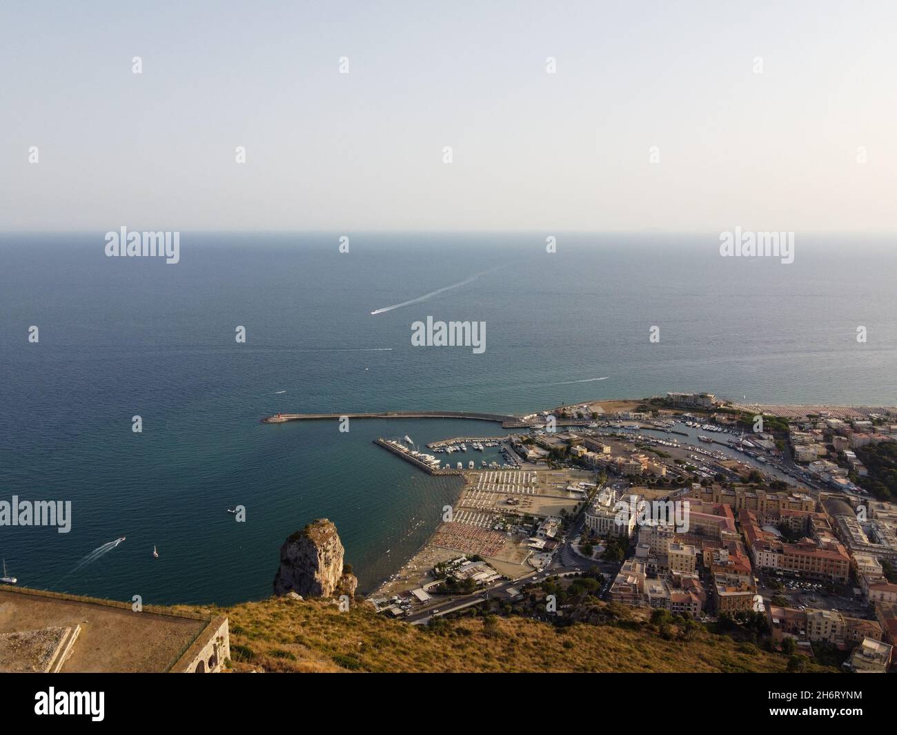 Vista aerea su Terracina, montagne e baia del Mar Tirreno, antica città italiana in provincia di Latina al tramonto Foto Stock