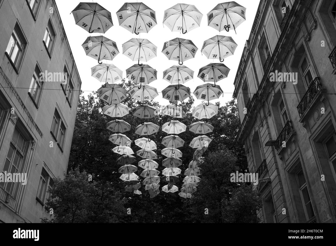 Un progetto di Street art ombrello nel centro di Liverpool vicino a Bold Street Foto Stock