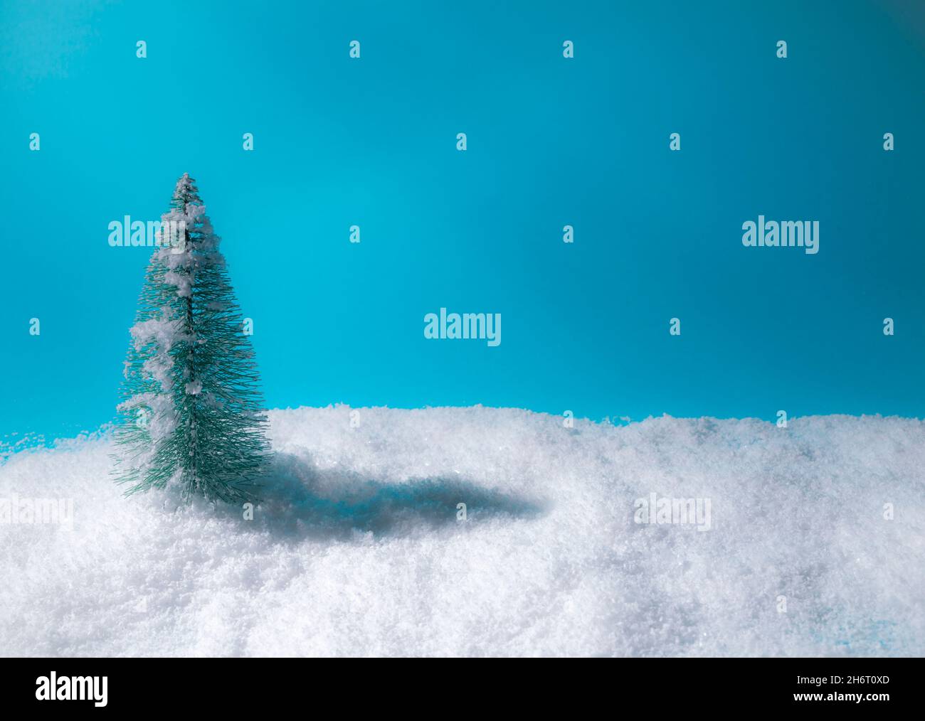 Layout creativo albero di Natale con neve su sfondo blu pastello. Concetto minimo astratto di vacanze invernali. Con spazio di copia. Foto Stock