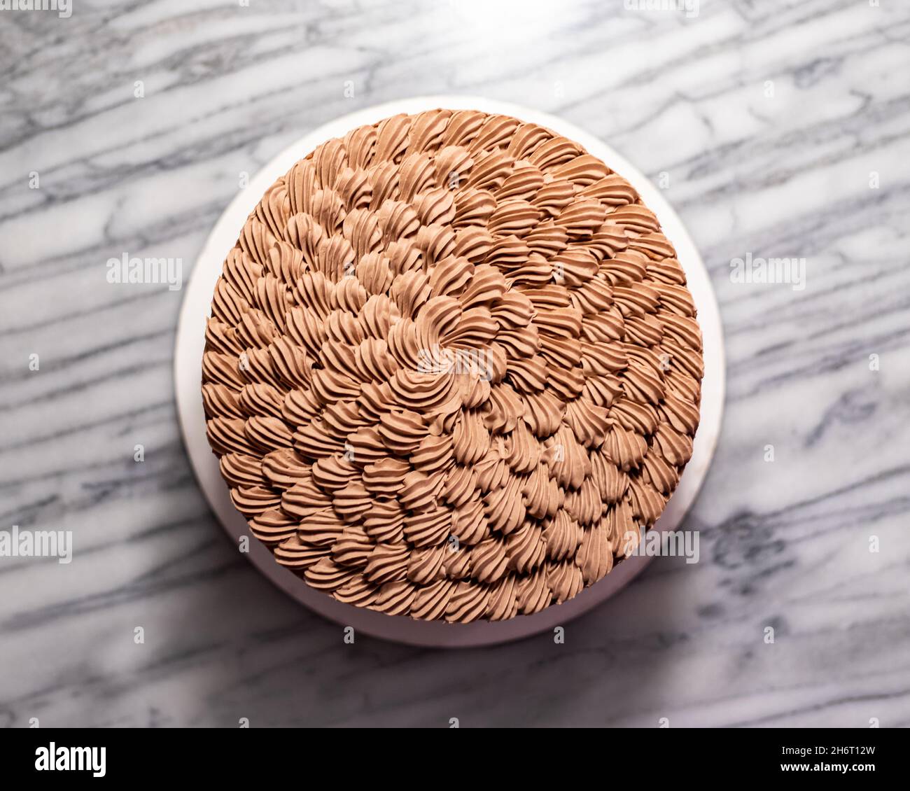 Design con piping per torta al cioccolato Foto Stock