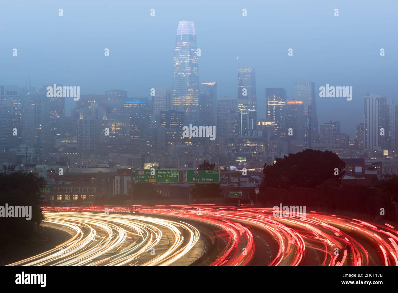 La città di nebbia sorge sopra l'autostrada. San Francisco, California, Stati Uniti. Foto Stock