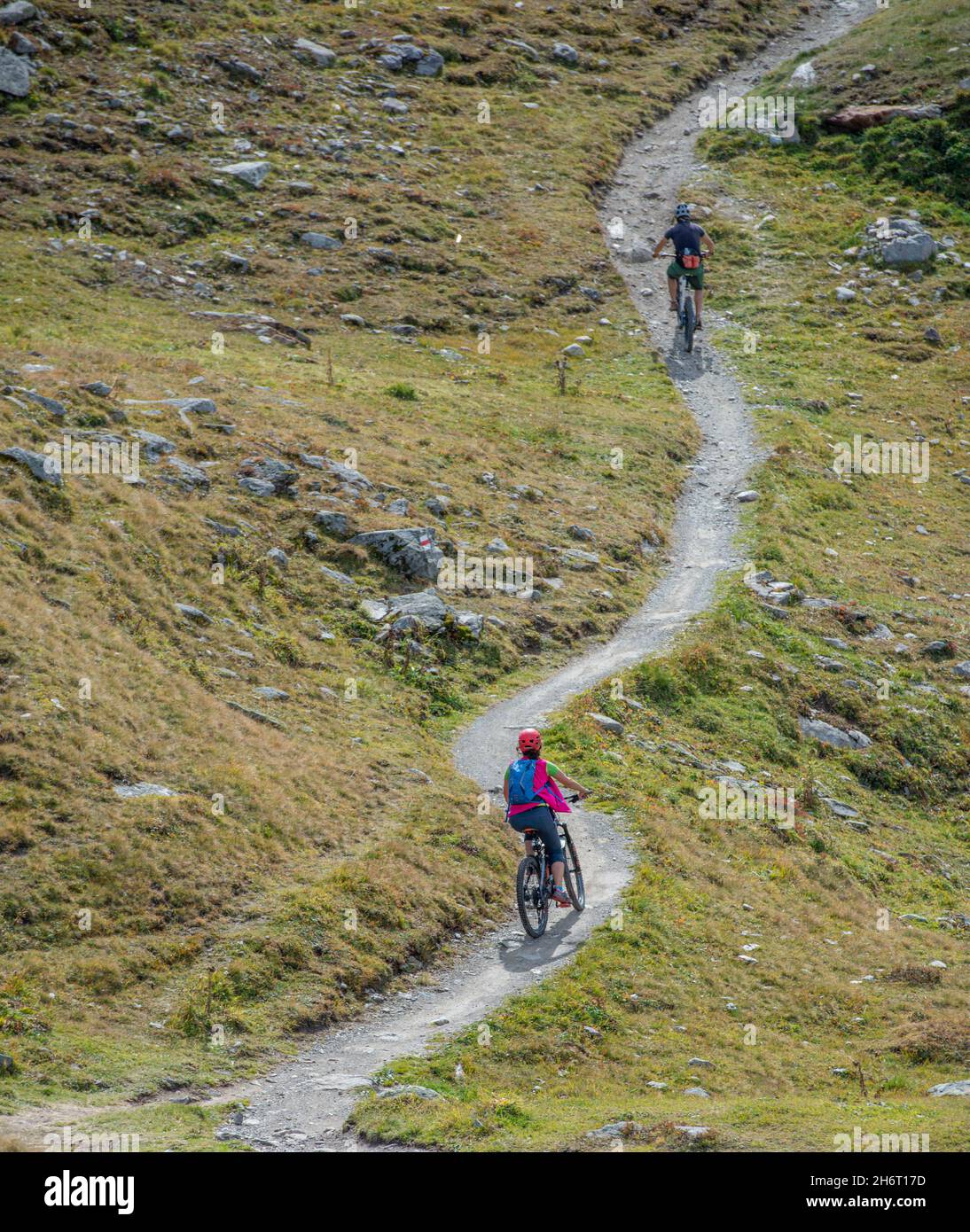Bernina svizzera 27 settembre 2021:ciclisti sul sentiero attraverso le montagne svizzere Foto Stock