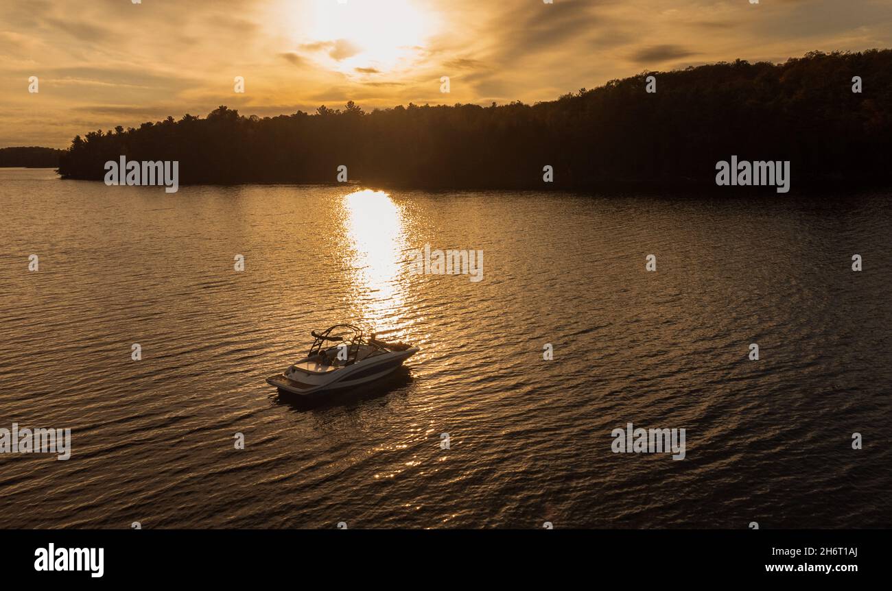Vista aerea della barca su un lago in Ontario, Canada al tramonto. Foto Stock