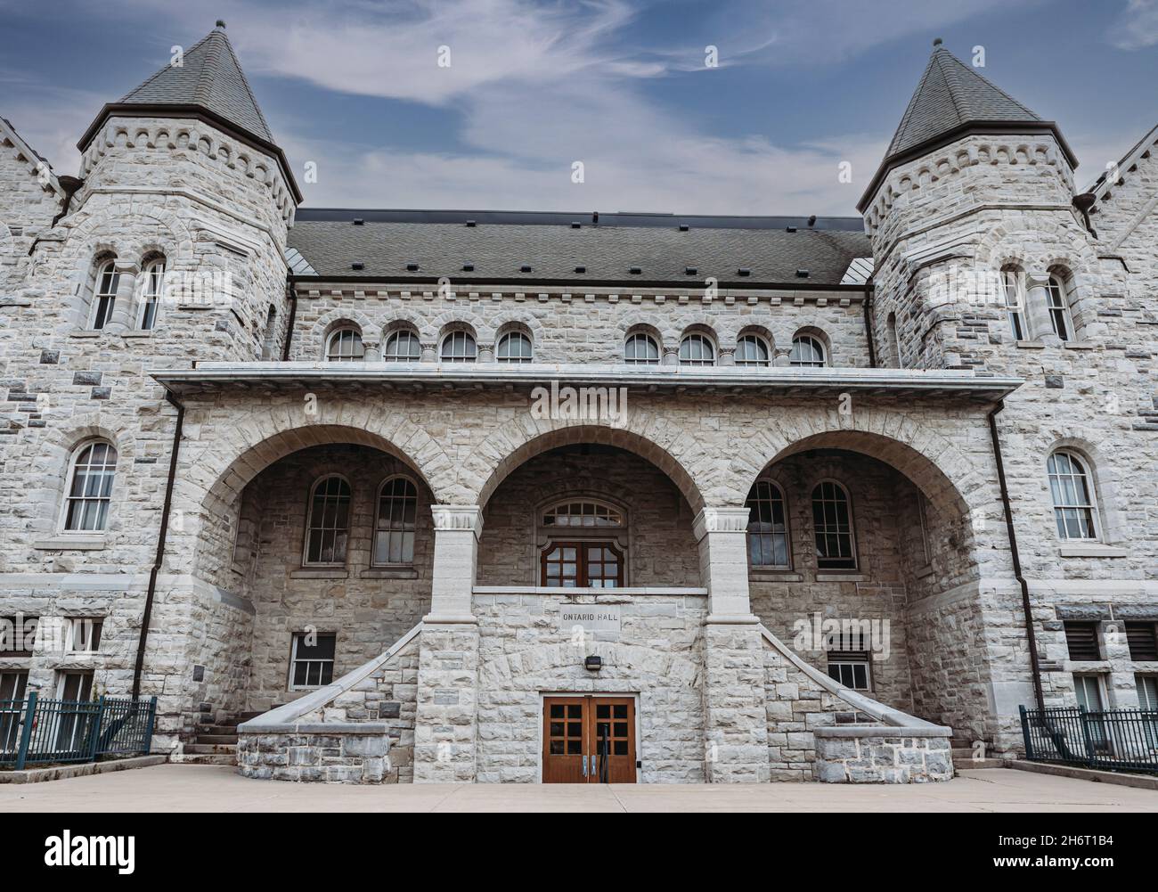 Facciata di un edificio in pietra calcarea nel campus universitario della Regina. Foto Stock Facciata di un edificio in pietra calcarea nel campus universitario della Regina. Foto Stock