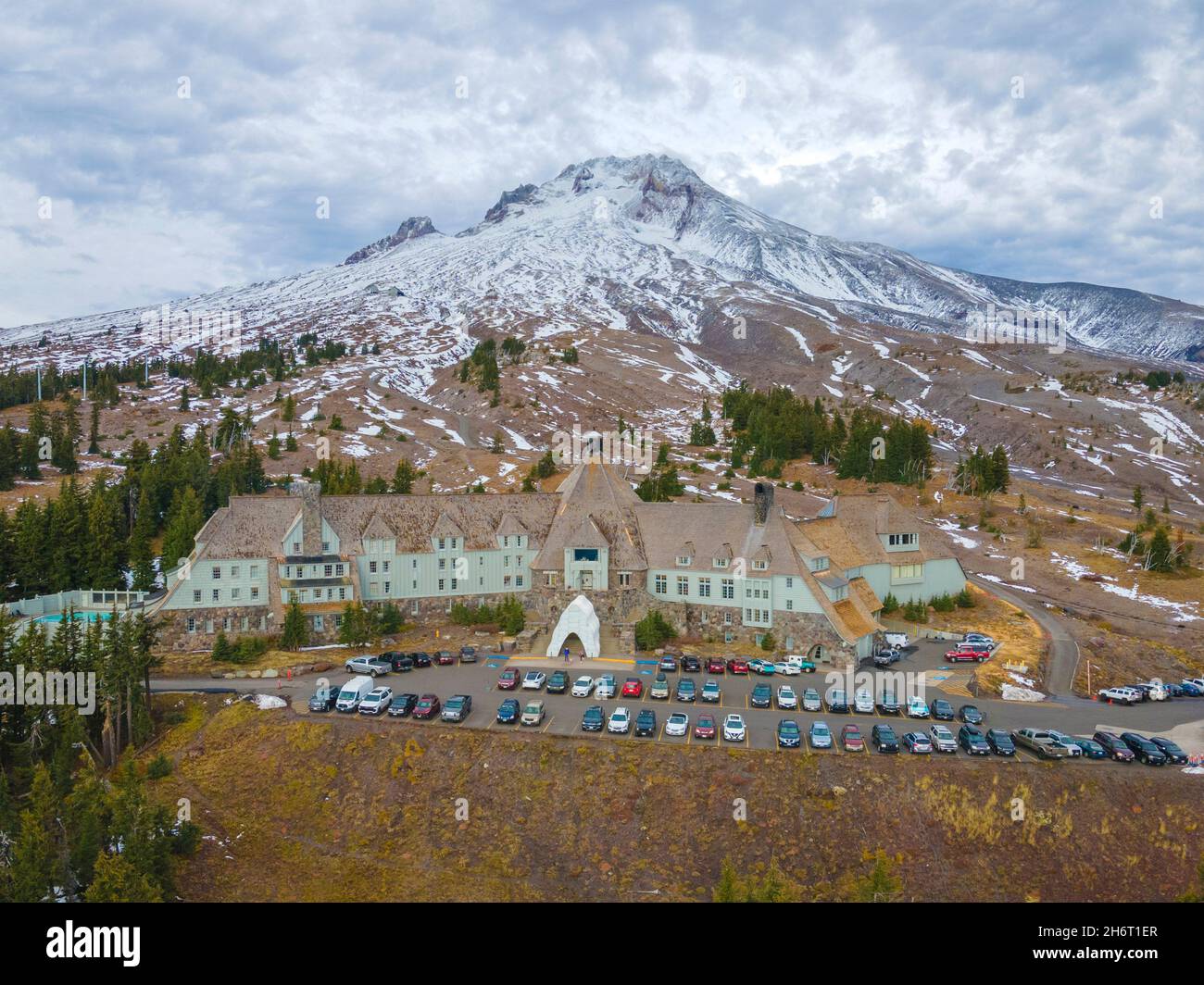 Vista aerea del Tiberline Lodge con Mount Hood sullo sfondo Foto Stock