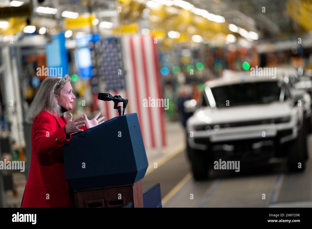 Detroit, Michigan, Stati Uniti. 17 novembre 2021. Il rappresentante DEBBIE DINGELL, MI-12, ha parlato prima del presidente Joe Biden, che ha pronunciato osservazioni sulla legge bipartisan sulle infrastrutture e sul futuro dei veicoli elettrici alla grande apertura della General Motors Factory ZERO a Detroit, Michigan, il 17 novembre 2021. (Credit Image: © Dominick Sokotoff/ZUMA Press Wire) Foto Stock