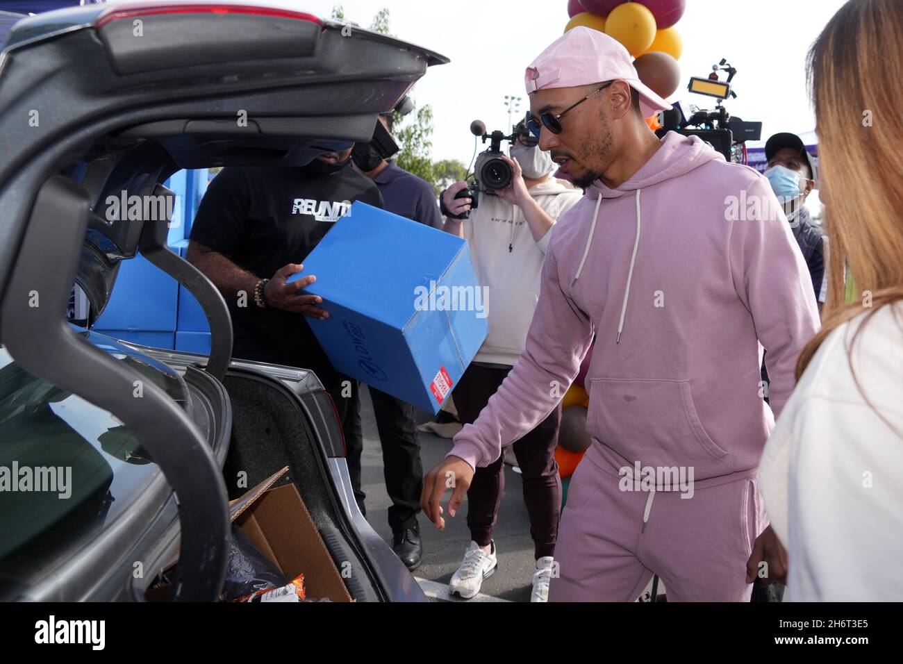 Mookie Betts durante la Los Angeles Dodgers Foundation Thanksgiving Grab and Go drive-thru in collaborazione con la Crociata della Fratellanza all'Algin S. Foto Stock