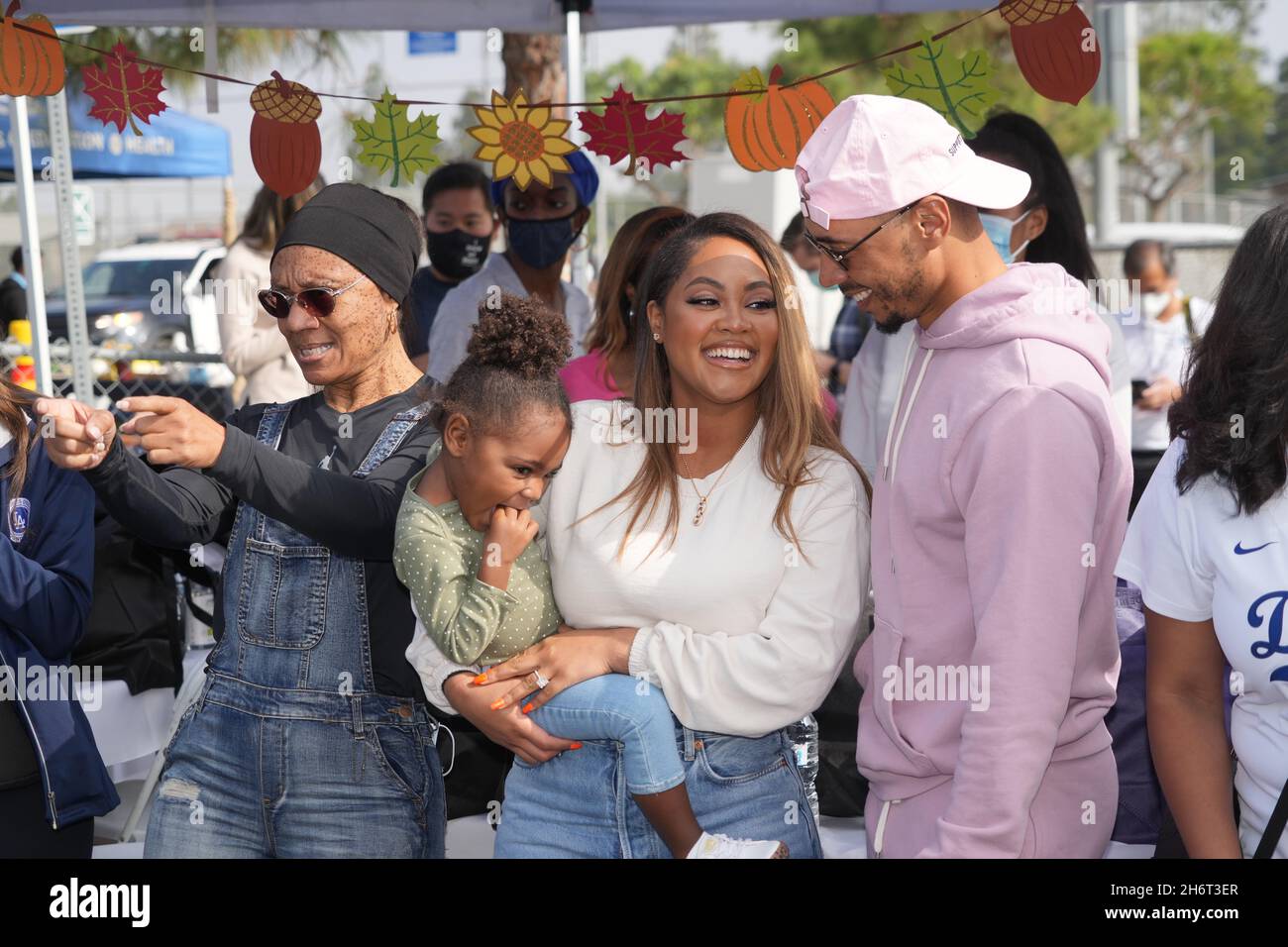 Mookie Betts (a destra) con la fiance Brianna Hammonds e la figlia Kynlee Betts (al centro) e la madre Diana Collins durante la Los Angeles Dodgers Foundatio Foto Stock