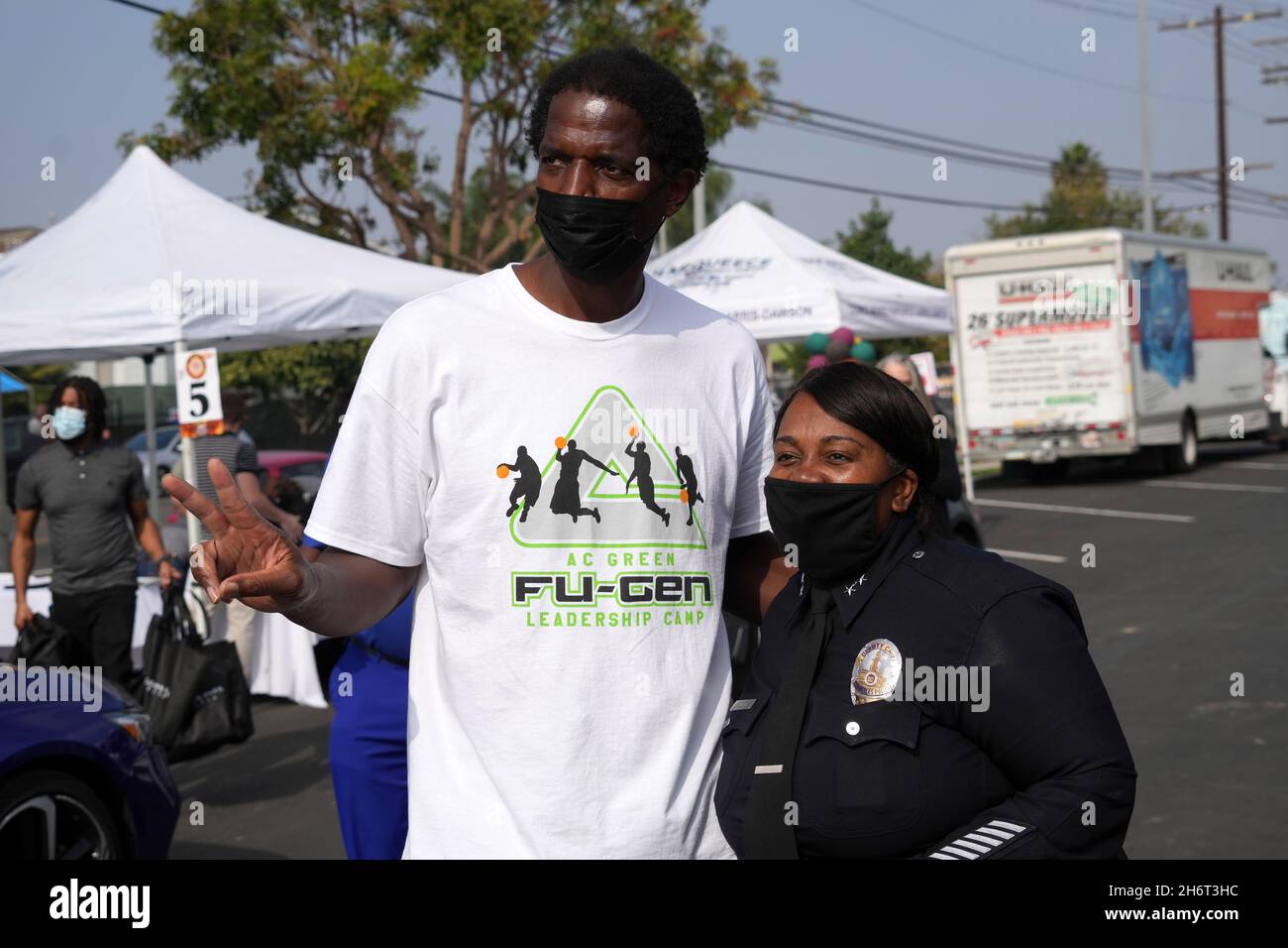CA Green Jr. (A sinistra) si pone con l'ufficiale di polizia di Los Angeles Scott durante la Los Angeles Dodgers Foundation Thanksgiving Grab and Go drive-thru Foto Stock