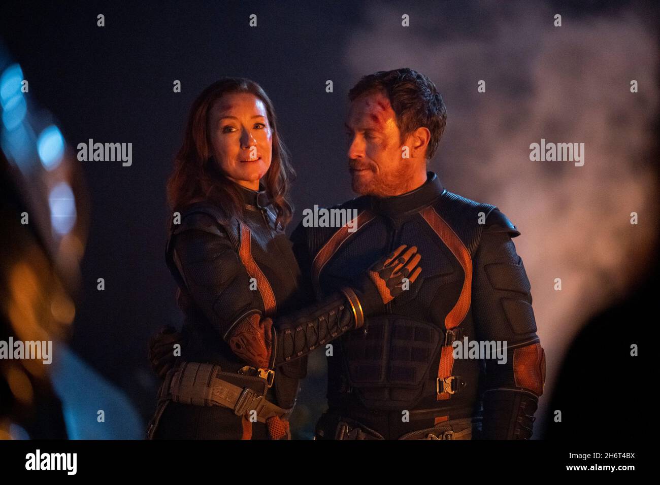 Molly Parker, Toby Stephens, 'Lost in Space' Stagione 3 (2021) . Photo credit: Diyah Pera / Netflix / The Hollywood Archive Foto Stock