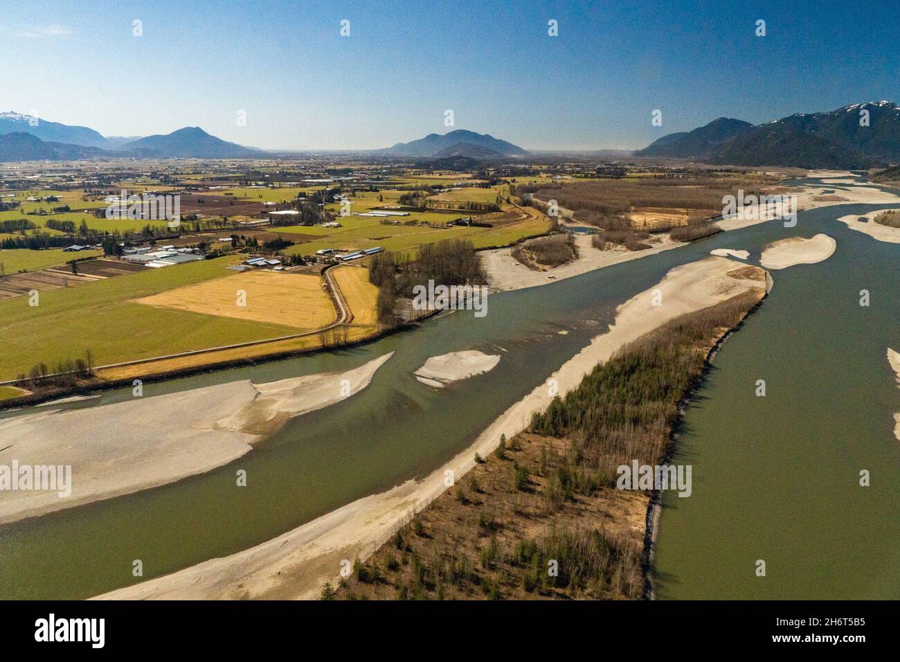 Sumas Praterie e il fiume Fraser durante un periodo di siccità in primavera. Foto Stock