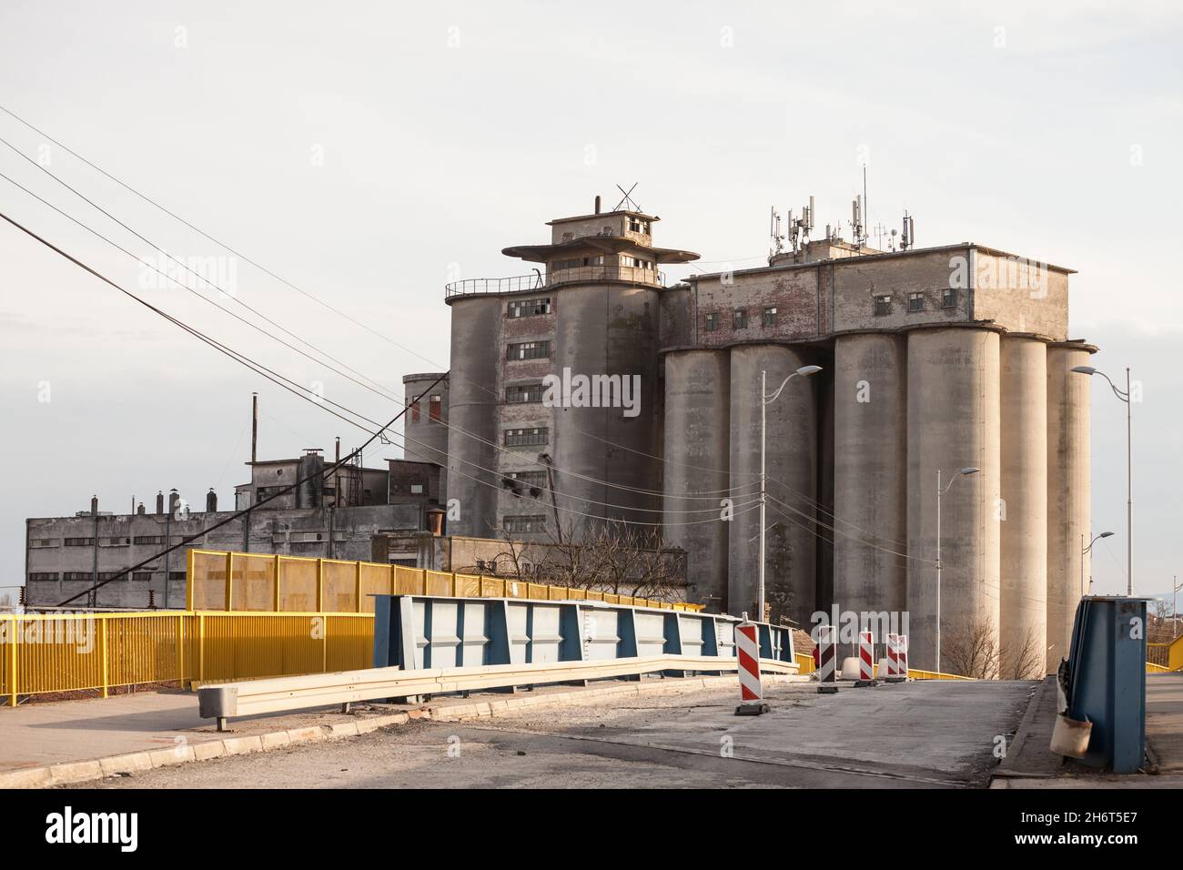 Immagine di un silo di cemento, elevato, abbandonato, che è stato utilizzato nell'industria agricola di produzione per immagazzinare grani, semi e grano. Foto Stock