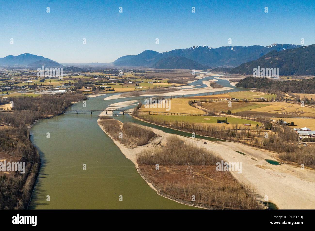 Fiume Fraser presso il villaggio di Rosendale con il ponte autostradale Rosendale - Agassiz sullo sfondo. Foto Stock