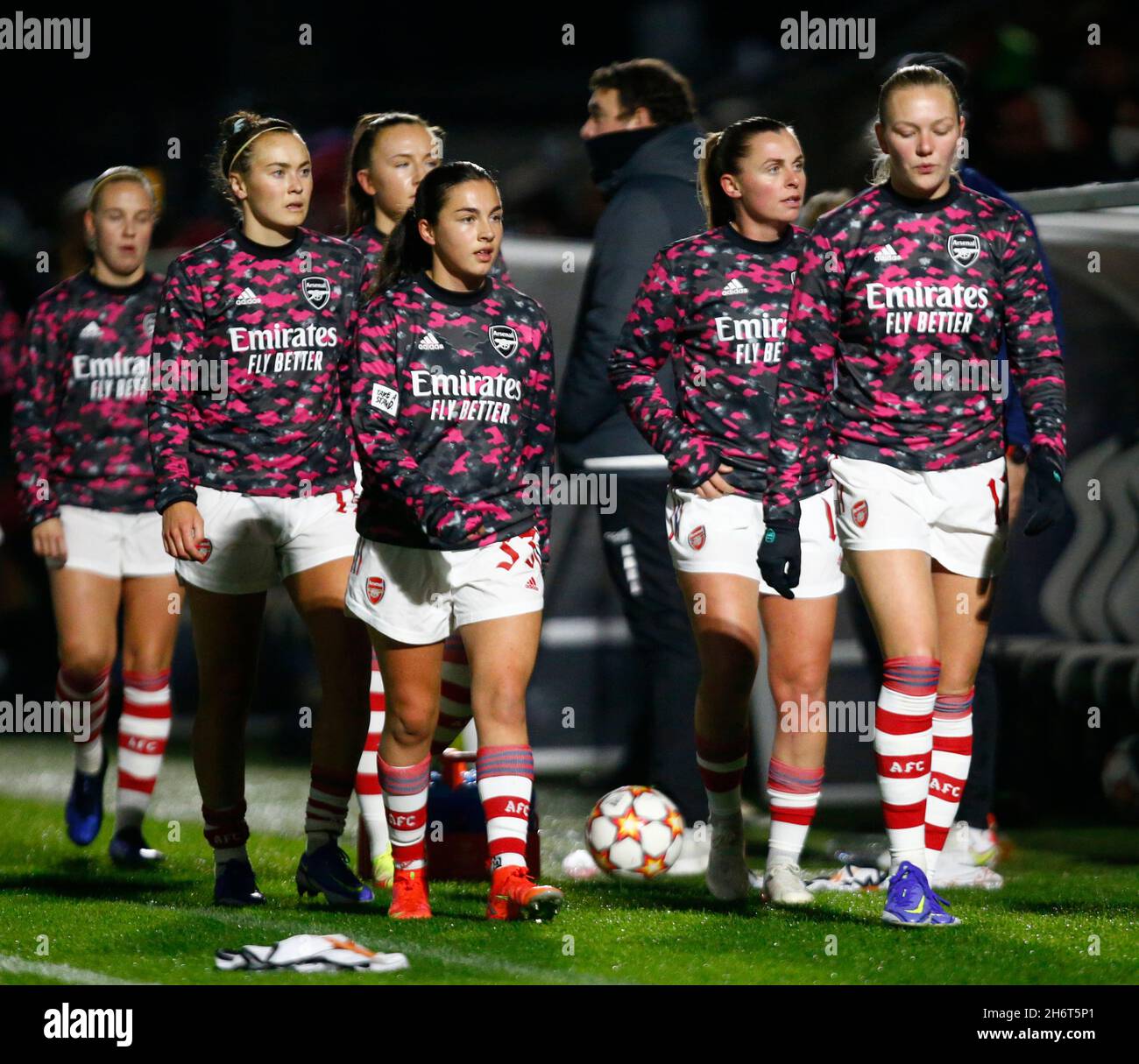 Borehamwood, Regno Unito. 17 novembre 2021. BOREHAMWOOD, INGHILTERRA - NOVEMBRE 17 : Halle Houssein of Arsenal (Left) durante Women's Champion League Group C tra Arsenal Women and HB Køge Women at Meadow Park il 17 Novembre 2021 a Borehamwood, Inghilterra Credit: Action Foto Sport/Alamy Live News Foto Stock