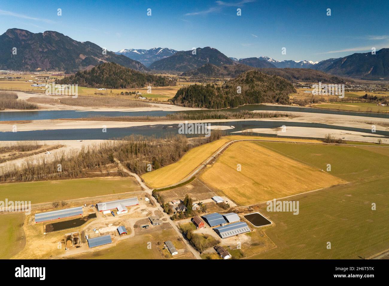 Il drenaggio del fiume Fraser, presso la città di Chilliwack, mostra bassi livelli d'acqua in primavera. Foto Stock